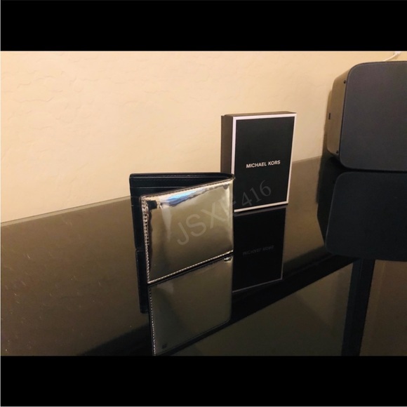 Authentic Michael Kors Harrison Slim Billfold Wallet - Metallic Silver - Picture 4 of 6